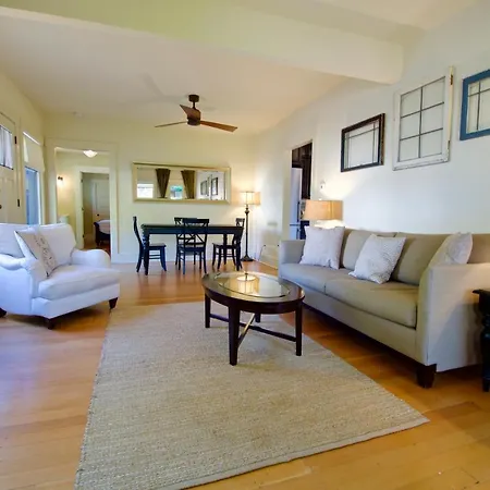 Phinney Ridge Flat With Backyard Oasis